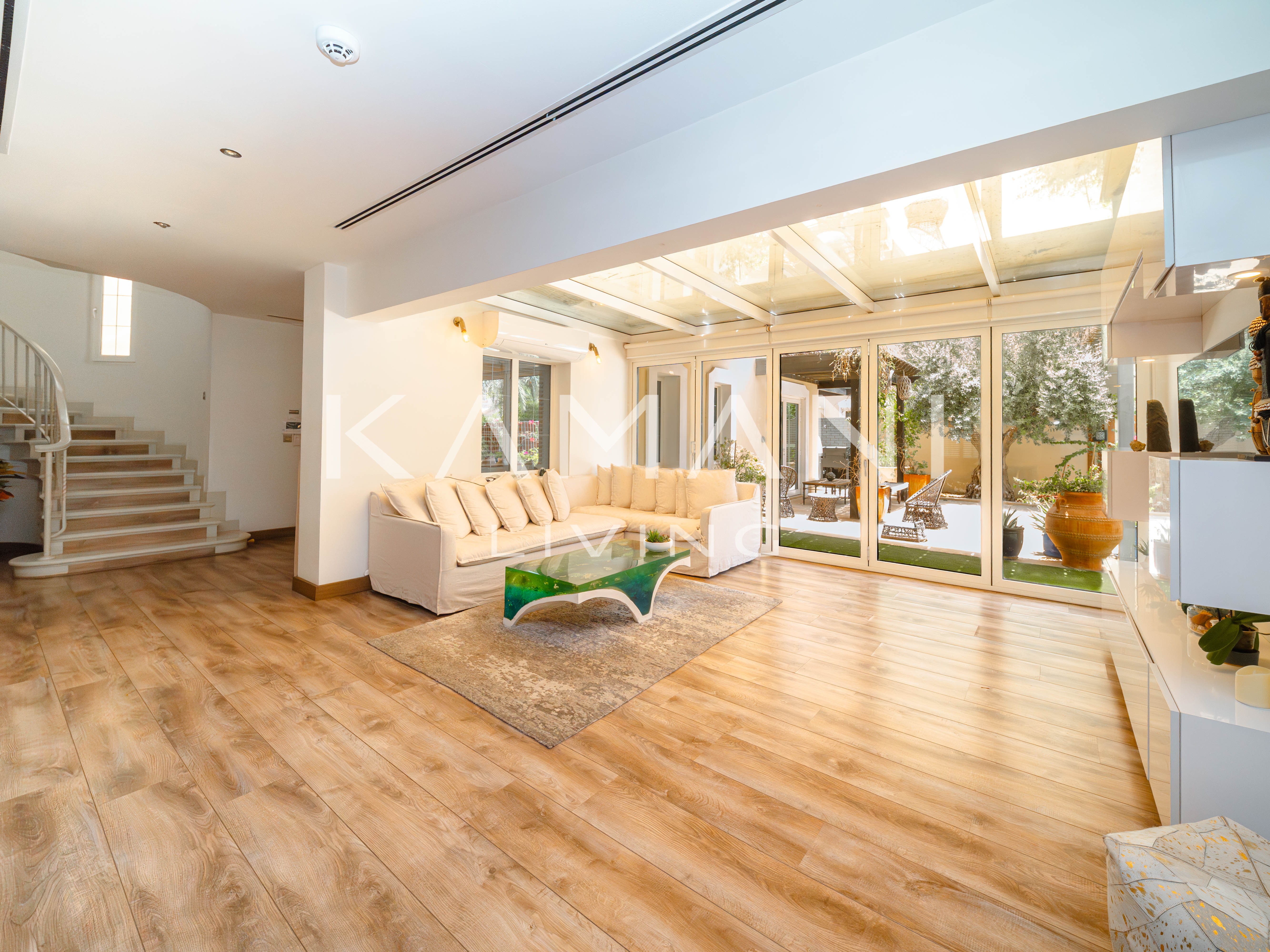 Upgraded 4BR Villa | Private Pool | Bright